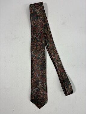 Elegant Paisley Necktie in Green and Burgundy